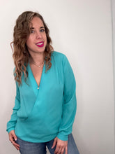 Carica l'immagine nel visualizzatore di Gallery, Blusa incrociata bottone - abbigliamento - Artigli
