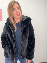 Carica l&#39;immagine nel visualizzatore di Gallery, Pelliccia corta con cappuccio - abbigliamento - Artigli
