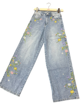 Carica l'immagine nel visualizzatore di Gallery, Jeans palazzo fiori ricamati con paillettes - abbigliamento - Stilosa
