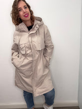 Carica l'immagine nel visualizzatore di Gallery, Trench lungo beige con cappuccio - abbigliamento - Stilosa

