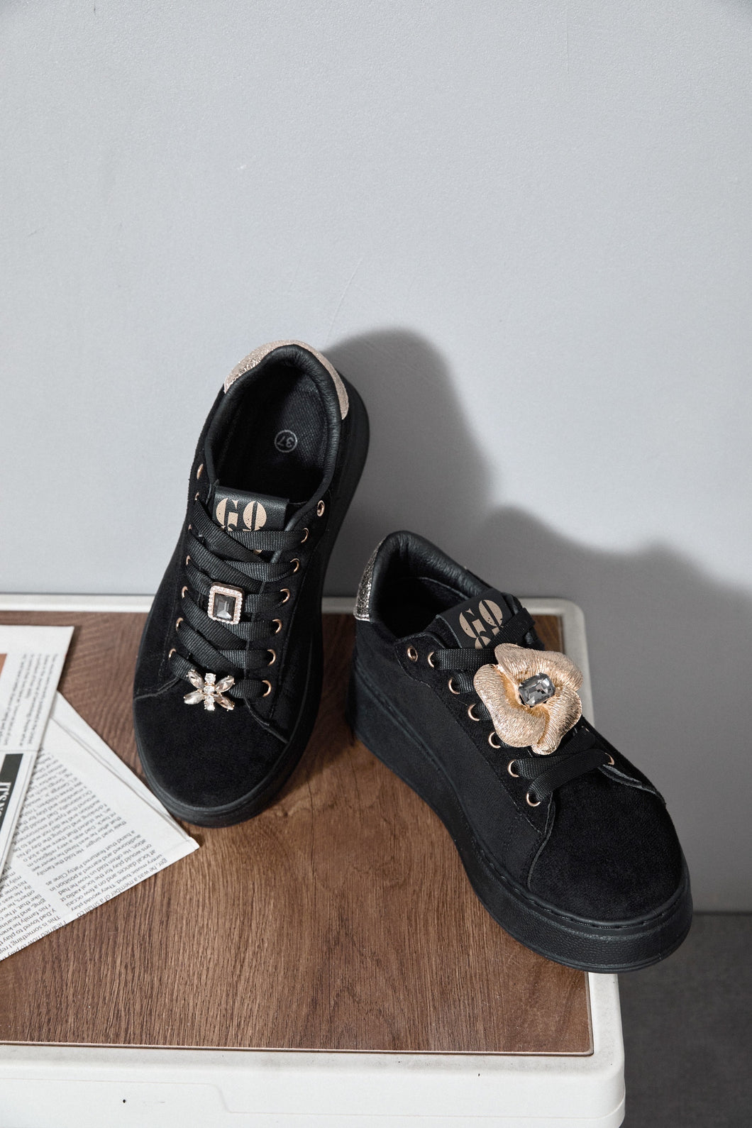 Sneakers con charms oro - Scarpe - Stilosa
