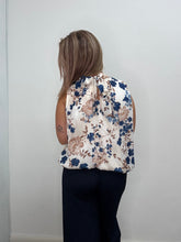 Carica l'immagine nel visualizzatore di Gallery, Camicetta con fiori e fiocco dietro - abbigliamento - Stilosa
