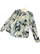 Carica l'immagine nel visualizzatore di Gallery, Blusa fantasia con arriccio al collo - abbigliamento - Artigli
