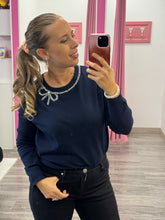 Carica l'immagine nel visualizzatore di Gallery, Maglia con applicazione fiocco strass - abbigliamento - Jiveley
