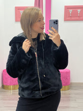 Carica l&#39;immagine nel visualizzatore di Gallery, Pelliccia corta con cappuccio - abbigliamento - Artigli
