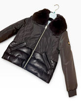 Carica l'immagine nel visualizzatore di Gallery, Piumino bimaterico con ecopelle - abbigliamento - Artigli
