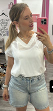 Carica l&#39;immagine nel visualizzatore di Gallery, Blusa scollo a V con inserti macramè - abbigliamento - Artigli
