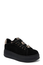 Carica l&#39;immagine nel visualizzatore di Gallery, Sneakers con charms oro - Scarpe - Stilosa
