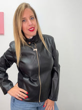 Carica l&#39;immagine nel visualizzatore di Gallery, Giacca ecopelle curvy - abbigliamento - Jiveley
