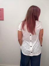 Carica l'immagine nel visualizzatore di Gallery, Maglia traforata con collana - abbigliamento - Stilosa
