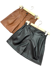 Carica l&#39;immagine nel visualizzatore di Gallery, Shorts ecopelle vita alta - abbigliamento - Stilosa
