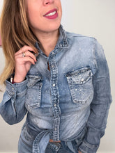 Carica l'immagine nel visualizzatore di Gallery, Camicia jeans strass centrali - abbigliamento - Stilosa
