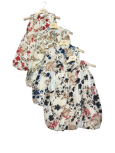 Carica l'immagine nel visualizzatore di Gallery, Camicetta con fiori e fiocco dietro - abbigliamento - Stilosa
