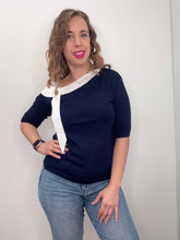 Carica l'immagine nel visualizzatore di Gallery, Maglia bicolore con scollo asimmetrico - abbigliamento - Artigli
