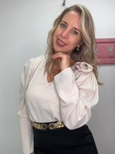 Carica l'immagine nel visualizzatore di Gallery, Blusa scollo V e fiore applicato - abbigliamento - Artigli
