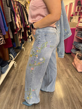 Carica l'immagine nel visualizzatore di Gallery, Jeans palazzo fiori ricamati con paillettes - abbigliamento - Stilosa
