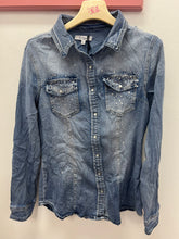 Carica l'immagine nel visualizzatore di Gallery, Camicia jeans strass centrali - abbigliamento - Stilosa
