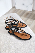 Carica l'immagine nel visualizzatore di Gallery, Sandali infradito con dettagli oro - Scarpe - Stilosa
