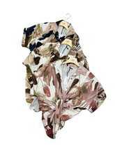 Carica l'immagine nel visualizzatore di Gallery, Camicetta floreale con collo -  -
