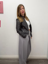 Carica l'immagine nel visualizzatore di Gallery, Giubbino ecopelle con tasche laterali - abbigliamento - Artigli
