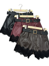 Carica l'immagine nel visualizzatore di Gallery, Short ecopelle con pizzo con cint - abbigliamento - Stilosa
