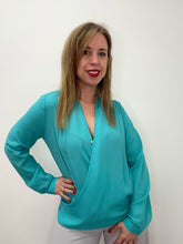 Carica l&#39;immagine nel visualizzatore di Gallery, Blusa incrociata bottone - abbigliamento - Artigli
