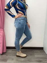 Carica l&#39;immagine nel visualizzatore di Gallery, Jeans chiaro skinny basic - abbigliamento - Stilosa
