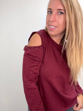 Carica l'immagine nel visualizzatore di Gallery, Maglia spalla scoperta borchie - abbigliamento - Stilosa
