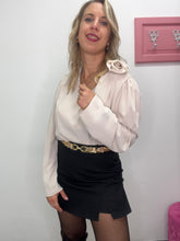 Carica l'immagine nel visualizzatore di Gallery, Blusa scollo V e fiore applicato - abbigliamento - Artigli
