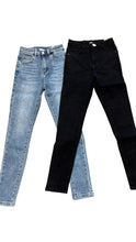 Carica l&#39;immagine nel visualizzatore di Gallery, Jeans chiaro skinny basic - abbigliamento - Stilosa
