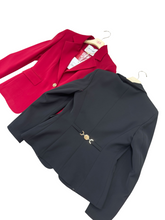 Carica l'immagine nel visualizzatore di Gallery, Giacca con accessorio sul dietro - abbigliamento - Artigli
