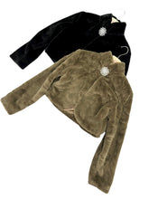 Carica l&#39;immagine nel visualizzatore di Gallery, Coprispalle pelo con gioiello - abbigliamento - Stilosa
