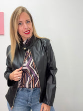 Carica l&#39;immagine nel visualizzatore di Gallery, Giacca ecopelle curvy - abbigliamento - Jiveley
