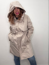 Carica l'immagine nel visualizzatore di Gallery, Trench lungo beige con cappuccio - abbigliamento - Stilosa
