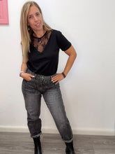 Carica l'immagine nel visualizzatore di Gallery, T-shirt con pizzo ricamato - abbigliamento - Artigli
