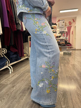 Carica l'immagine nel visualizzatore di Gallery, Jeans palazzo fiori ricamati con paillettes - abbigliamento - Stilosa
