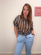 Carica l'immagine nel visualizzatore di Gallery, Camicia rigata verticalmente - abbigliamento - Stilosa
