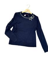 Carica l'immagine nel visualizzatore di Gallery, Maglia con applicazione fiocco strass - abbigliamento - Jiveley
