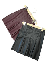 Carica l&#39;immagine nel visualizzatore di Gallery, Gonna con pieghe ecopelle - abbigliamento - Artigli

