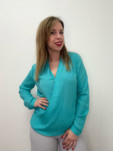 Carica l&#39;immagine nel visualizzatore di Gallery, Blusa incrociata bottone - abbigliamento - Artigli
