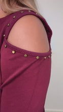 Carica e avvia il video nel visualizzatore di galleria, Maglia spalla scoperta borchie - abbigliamento - Stilosa
