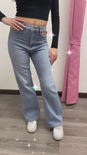 Carica e avvia il video nel visualizzatore di galleria, Jeans aperture brillanti - abbigliamento - Stilosa
