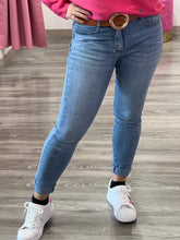 Carica l&#39;immagine nel visualizzatore di Gallery, JEANS CHIARO PUSH UP -  - Stilosa
